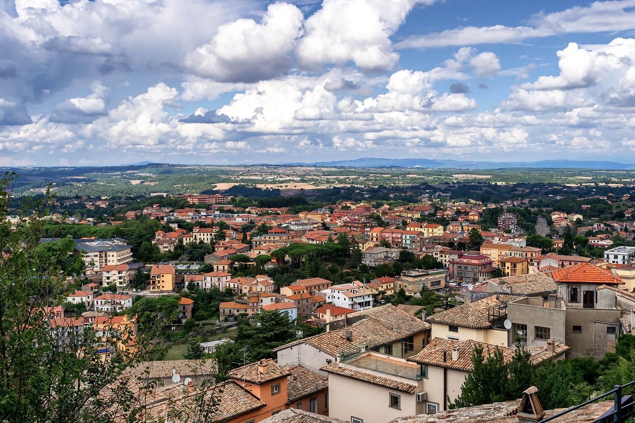 Roulottina immersa nella vallata con vista mare