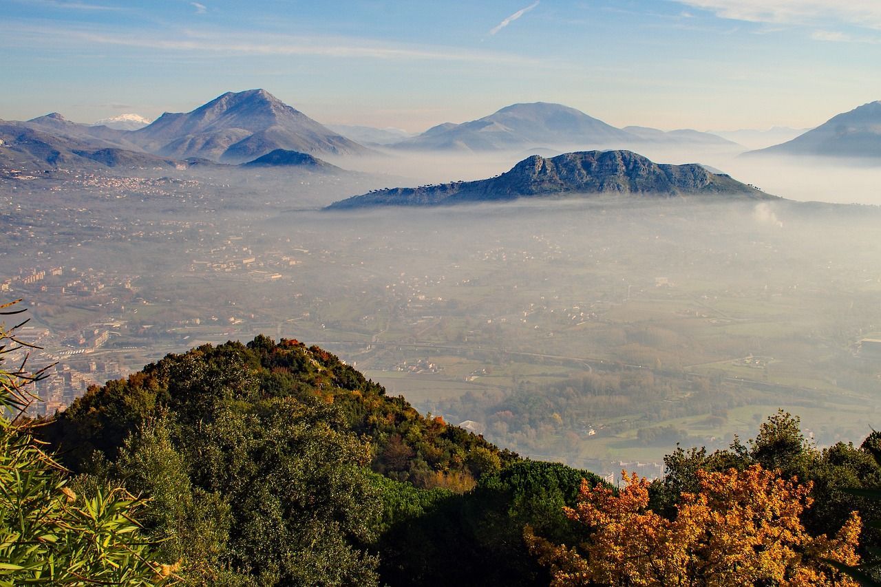 Roulottina immersa nella vallata con vista mare