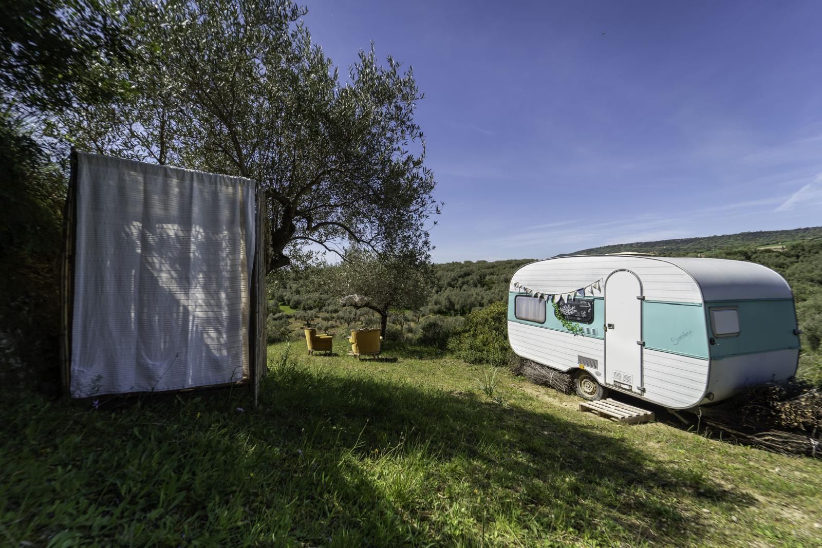 Roulotte vintage tra gli ulivi Sa Mola Glamping Experience