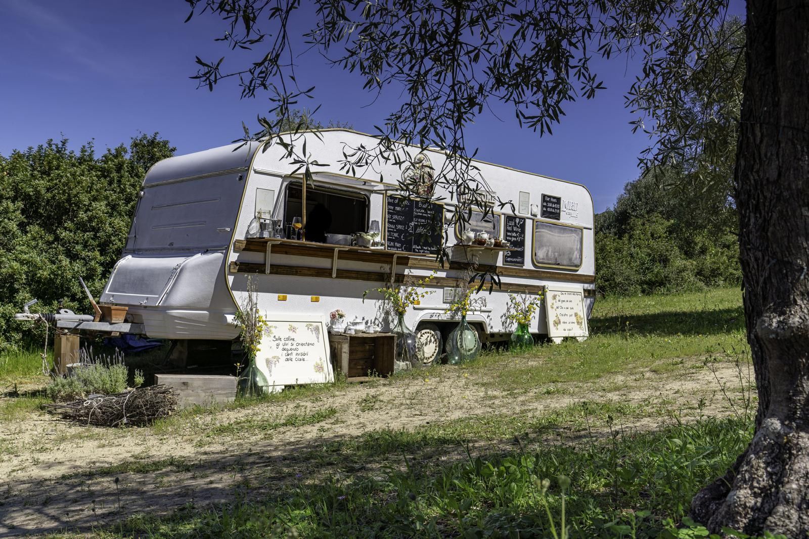 Roulotte vintage tra gli ulivi Sa Mola Glamping Experience