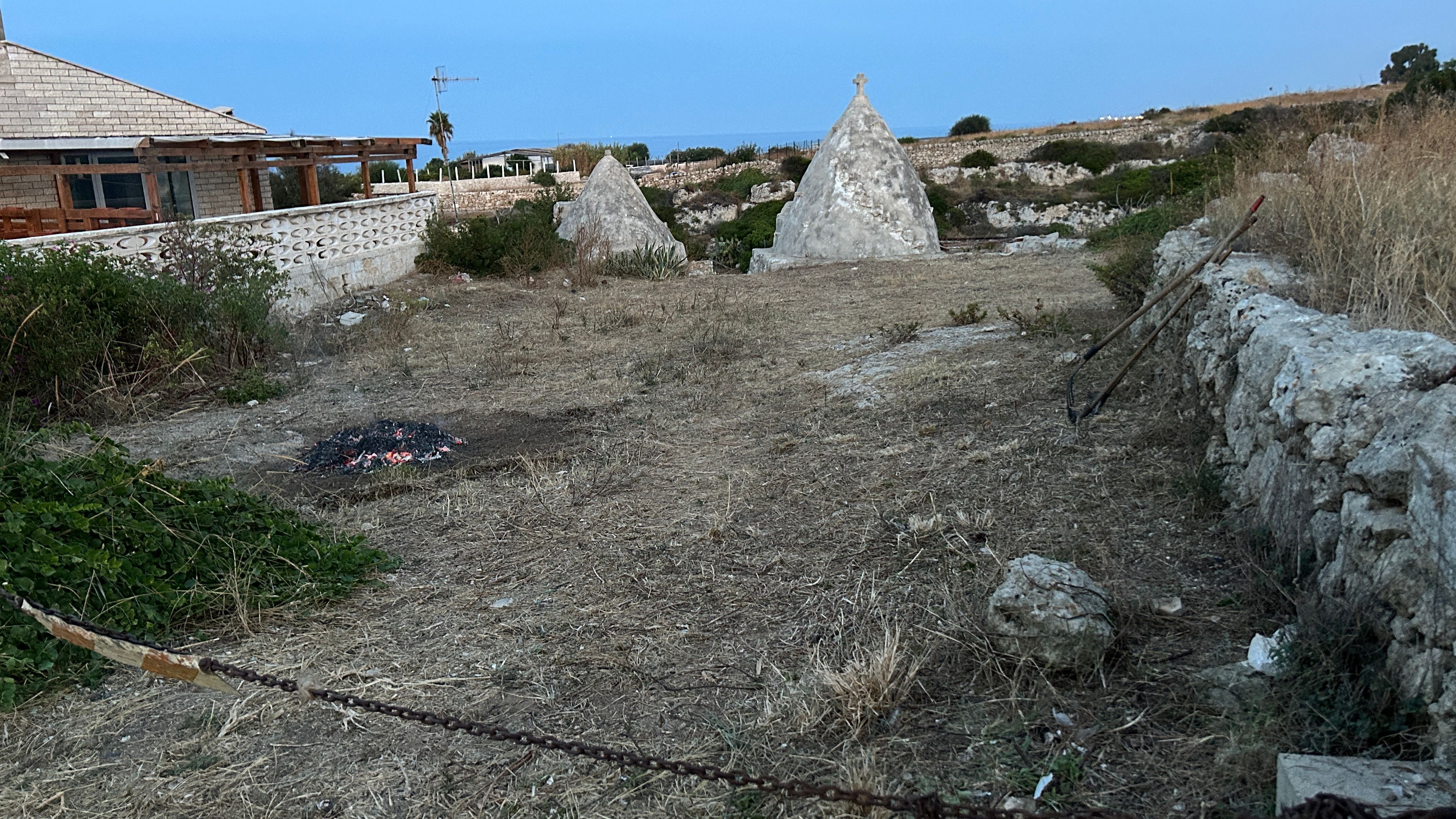 Piazzola con meravigliosa vista su trulli al mare