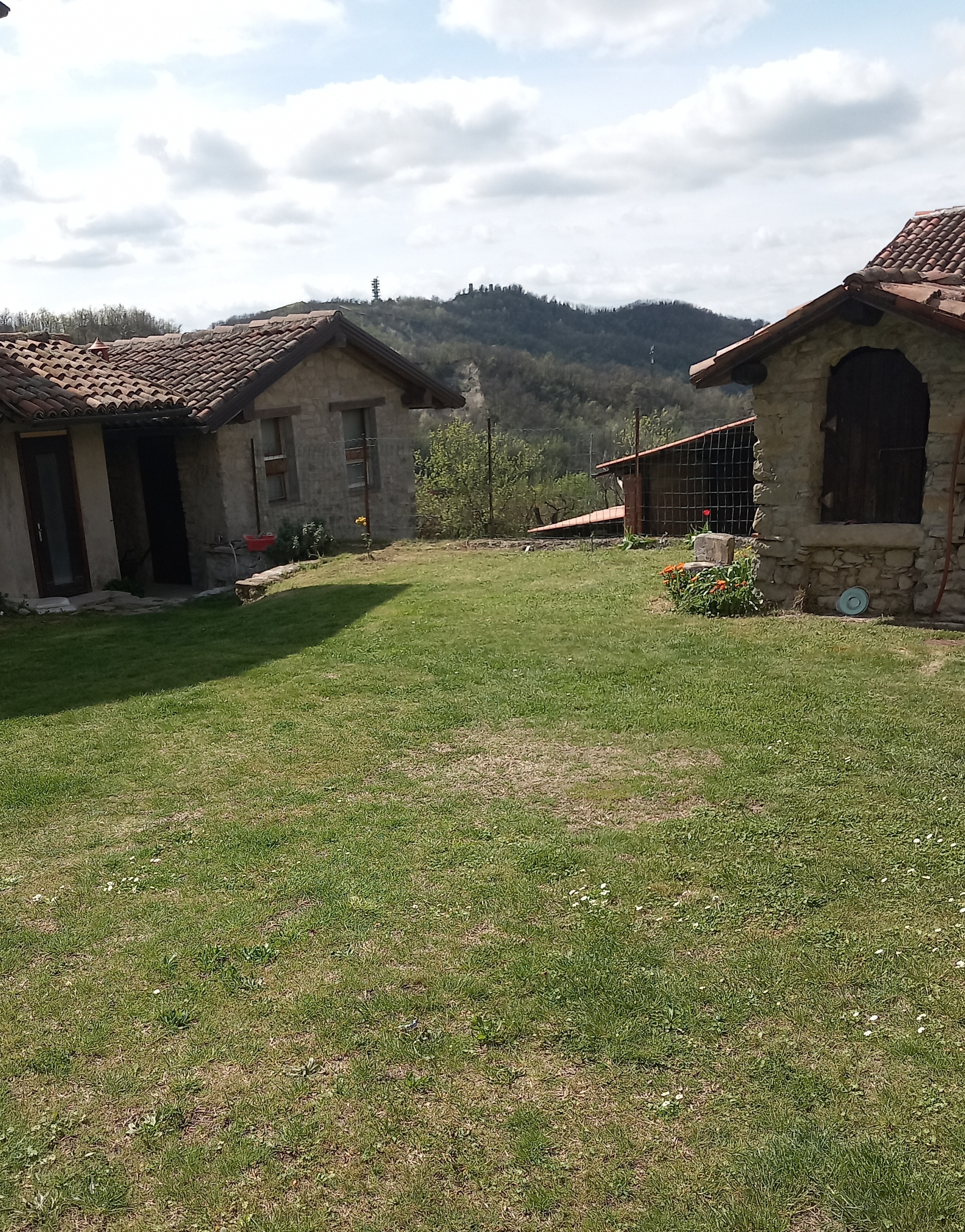 Piazzole in giardino recintato alta collina di Tortona a 20 km dal casello autostradale su A7.