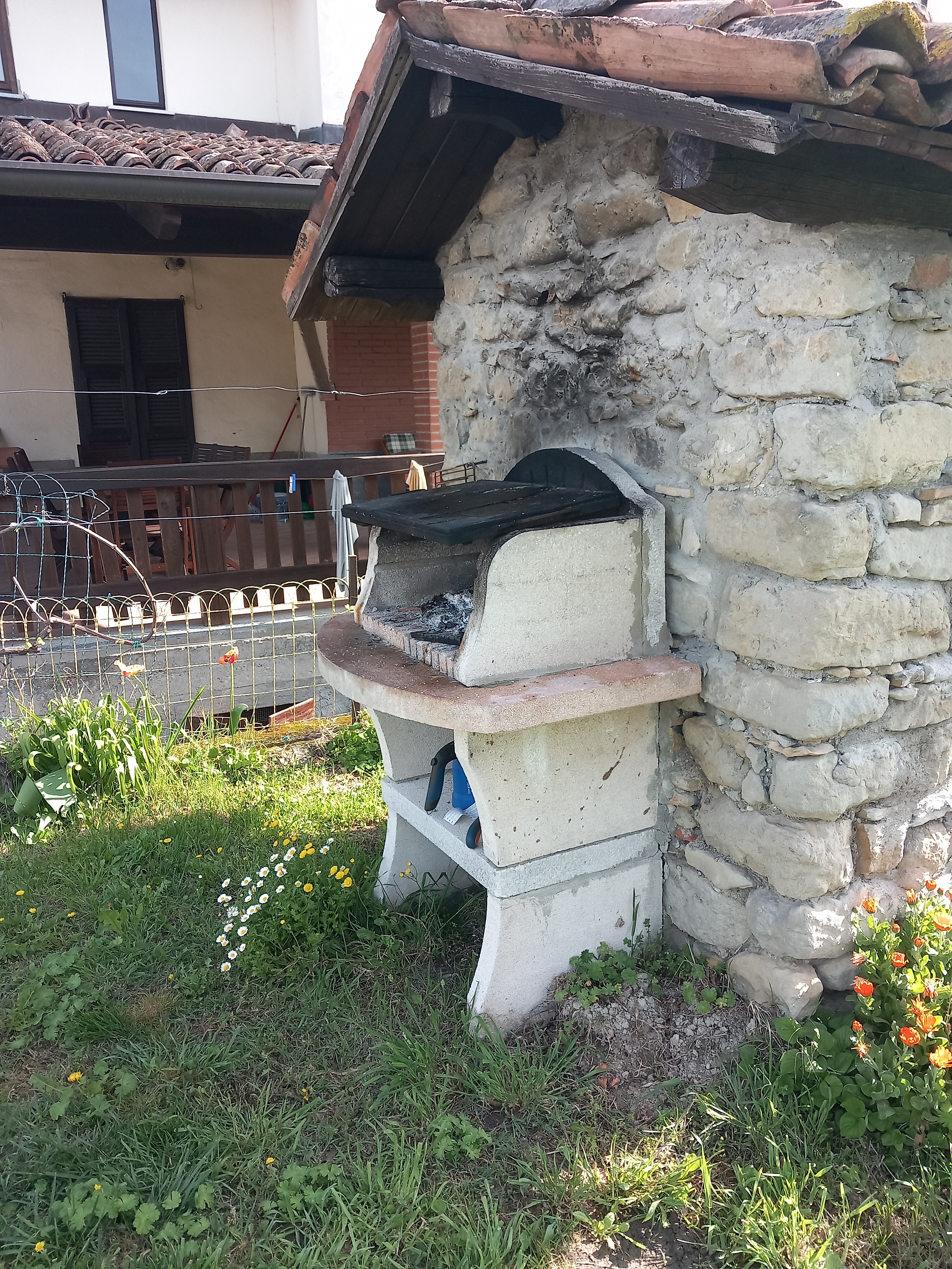 Piazzole in giardino recintato alta collina di Tortona a 20 km dal casello autostradale su A7.