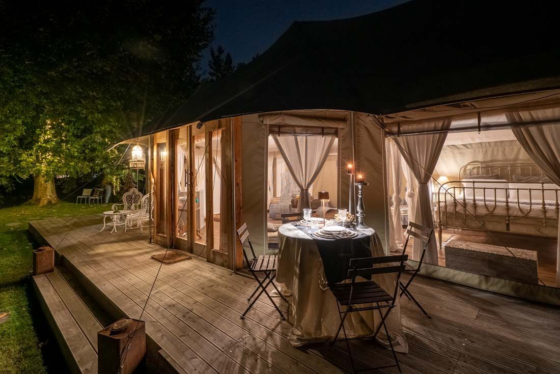 Tenda Deluxe Bamboo nel parco di una proprietà seicentesca vicino a Venezia