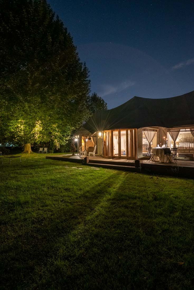 Tenda Deluxe Bamboo nel parco di una proprietà seicentesca vicino a Venezia