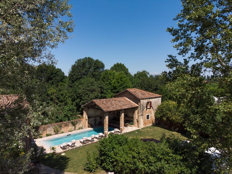 Deluxe Bagolaro tent in the grounds of a seventeenth-century property near Venice