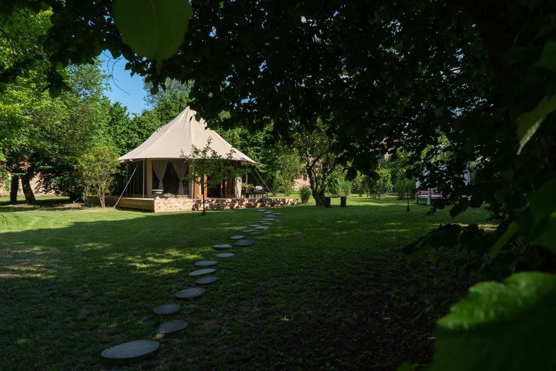 Tenda Deluxe Le Rose nel parco di una proprietà seicentesca vicino a Venezia