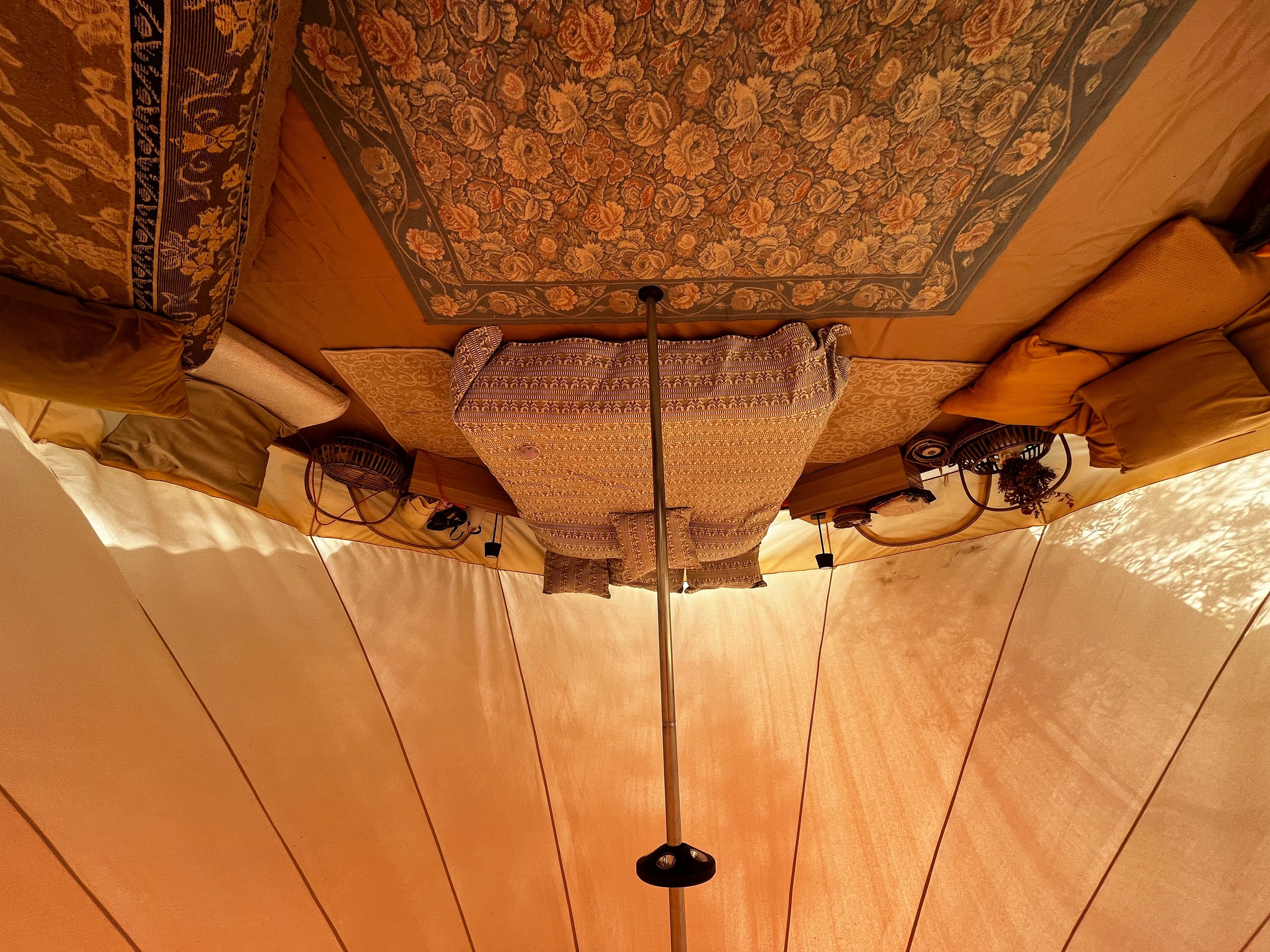 In Sardegna, una Tenda glamping tra gli eucalipto