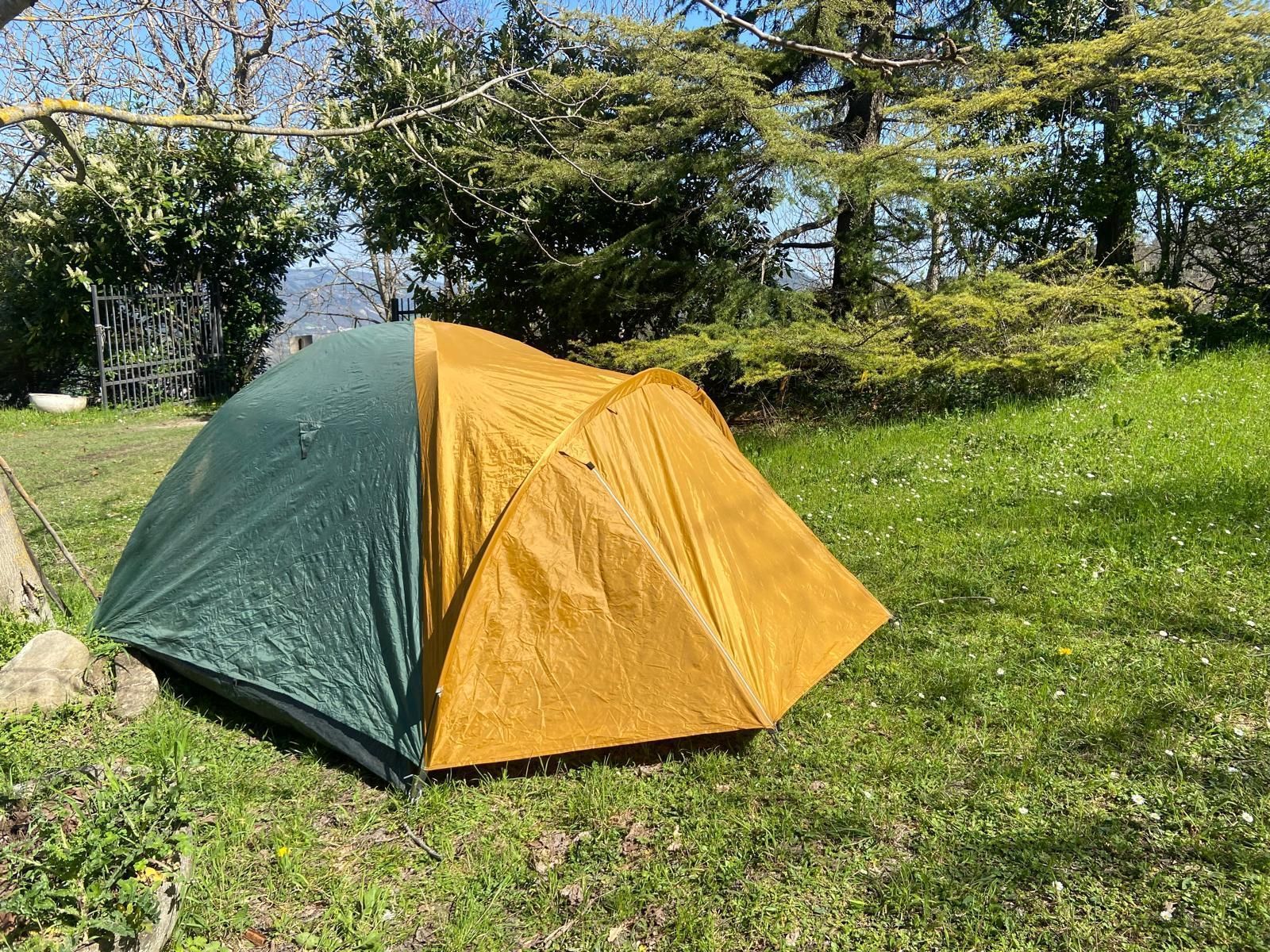 Tenda montata per 2 persone nel bosco in Romagna