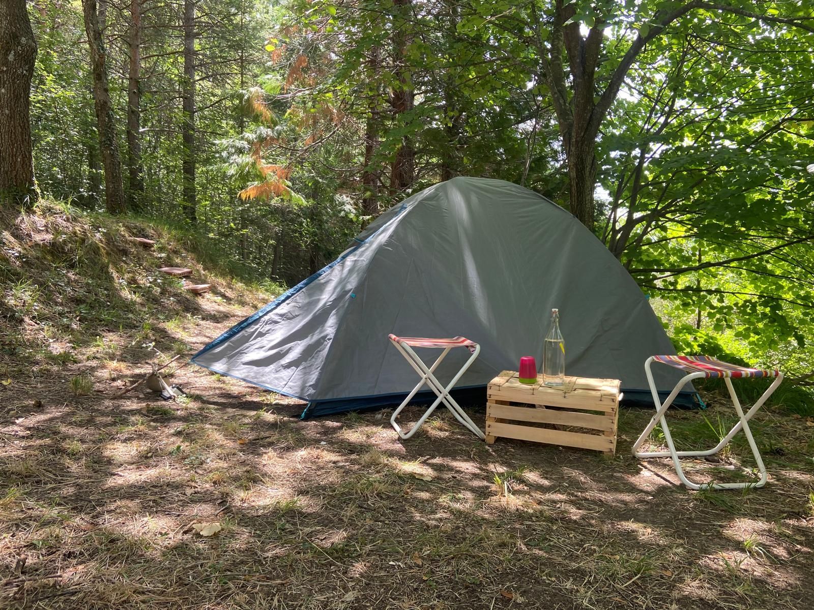 Tenda montata per 2 persone nel bosco in Romagna