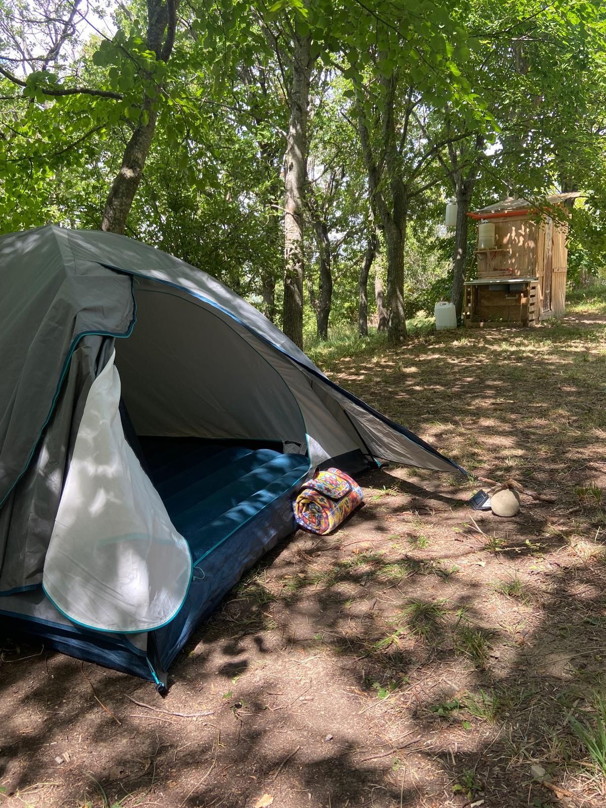 Tenda montata per 2 persone nel bosco in Romagna