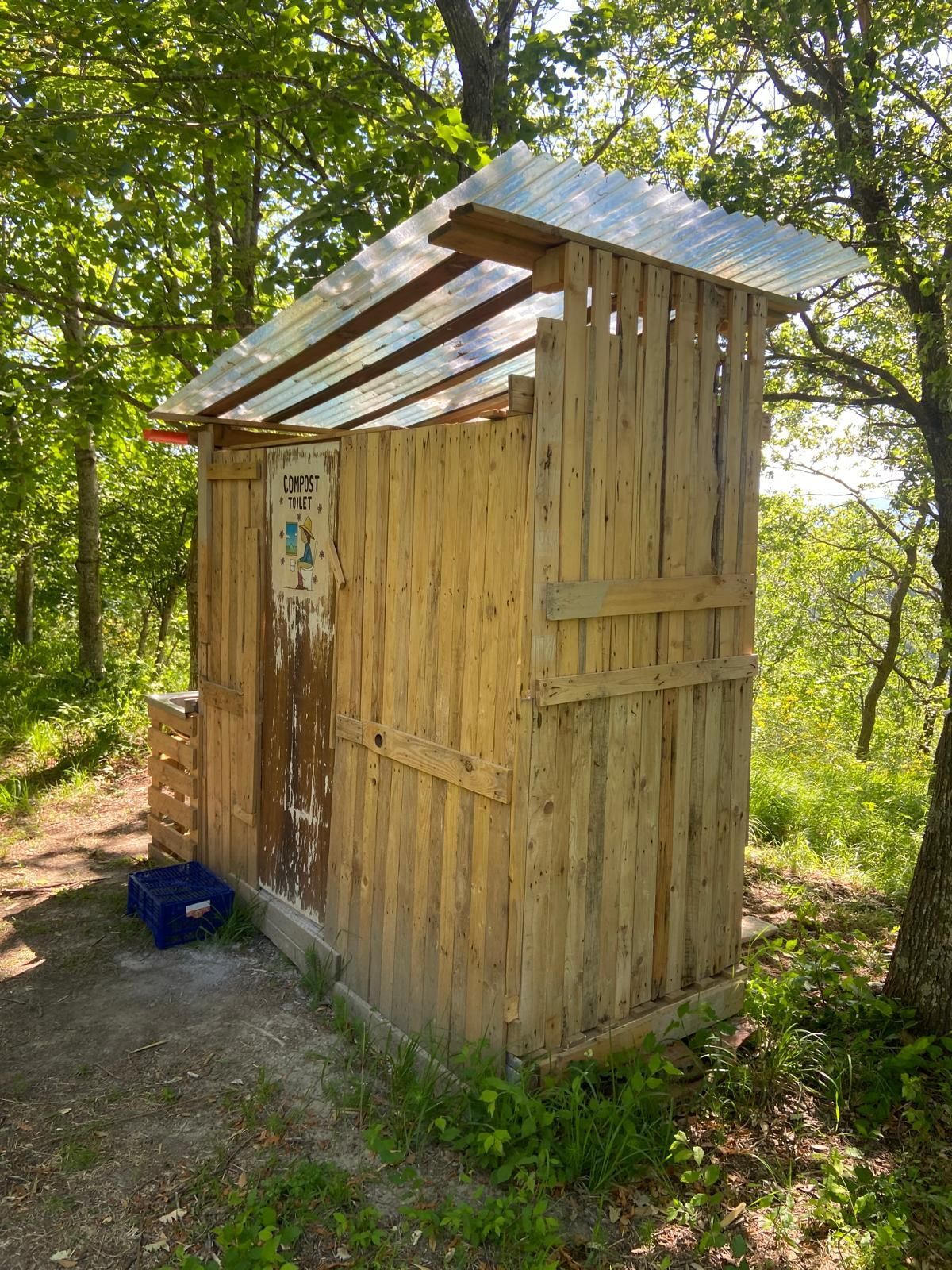 Tenda montata per 2 persone nel bosco in Romagna