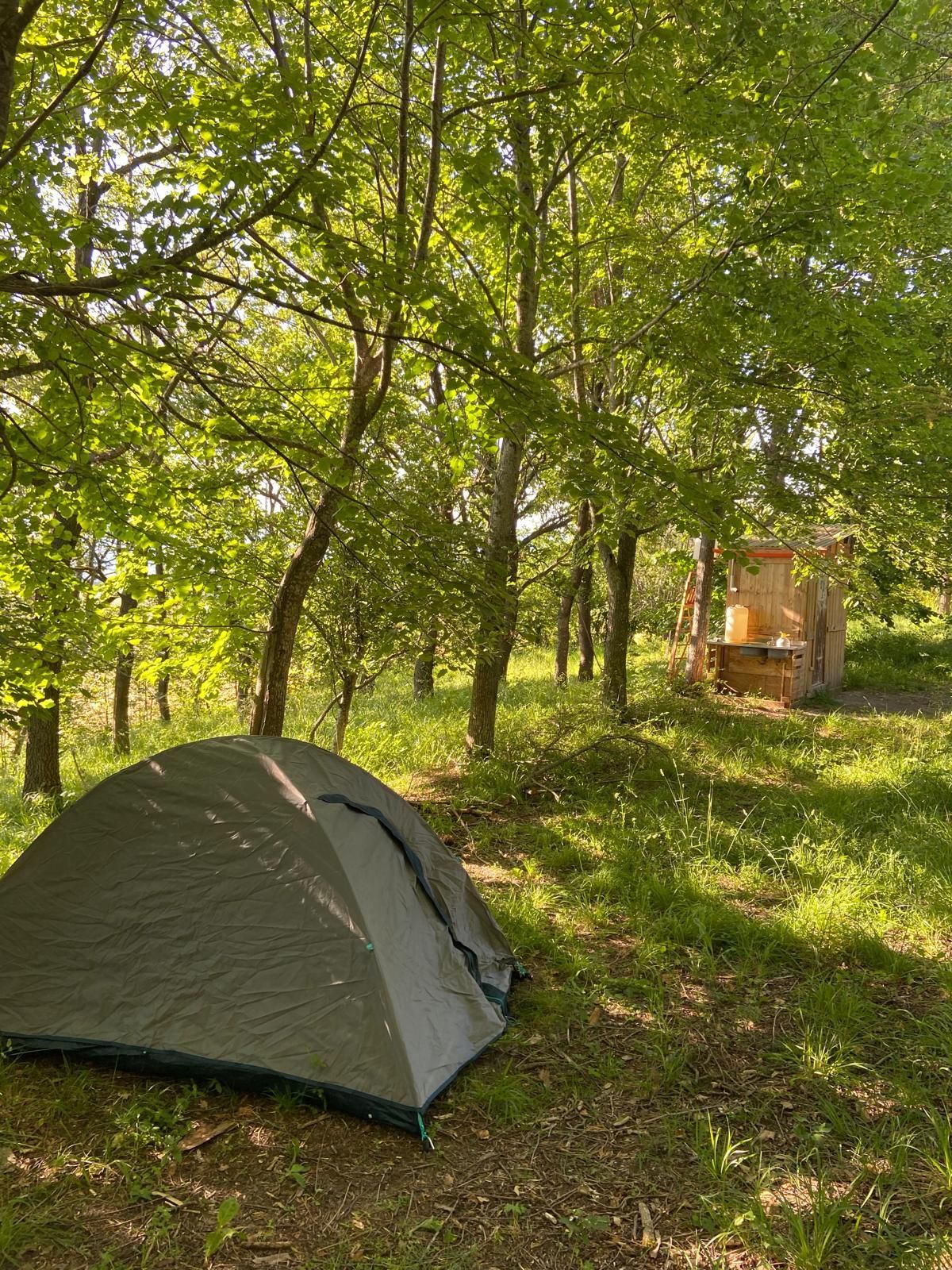 Tenda montata per 2 persone nel bosco in Romagna