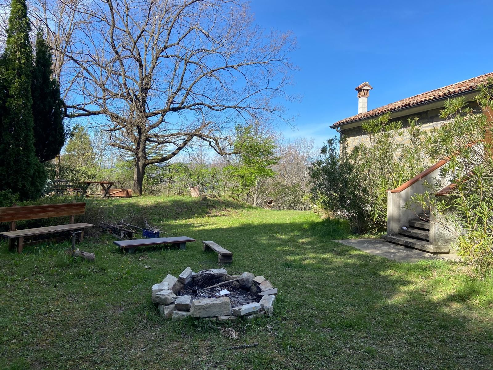 Tenda montata per 2 persone nel bosco in Romagna