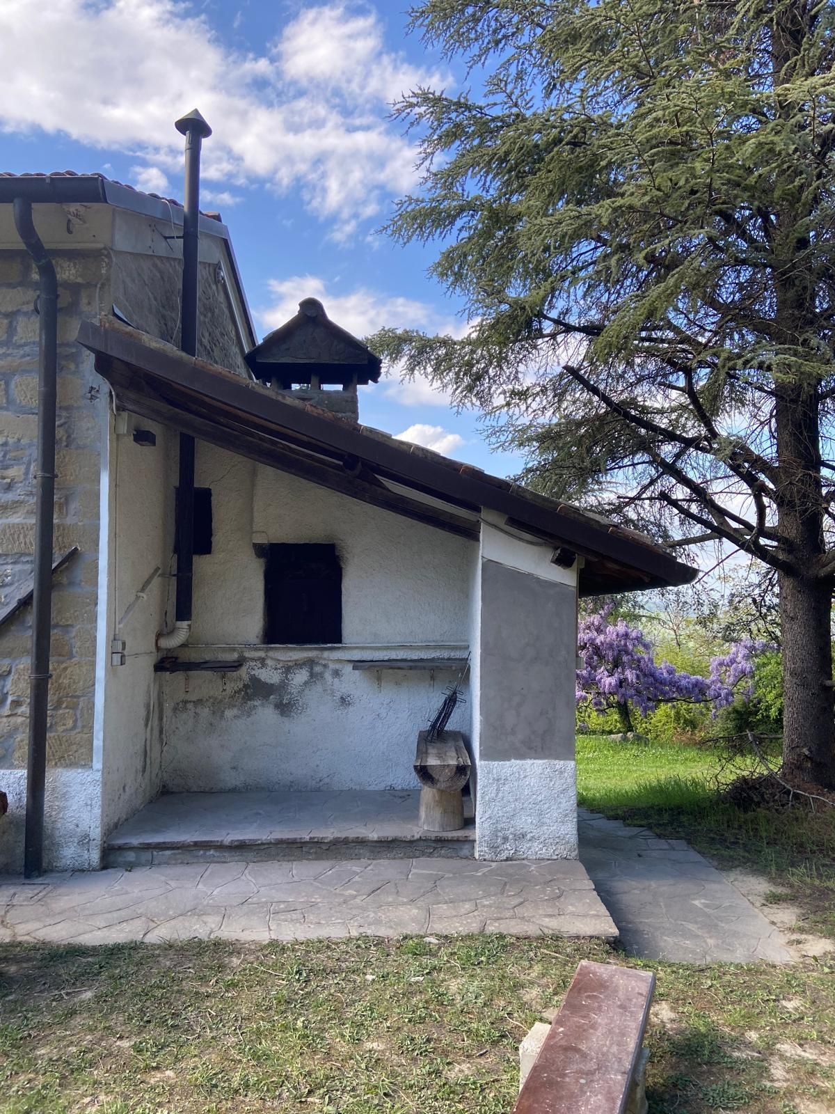 Tenda montata per 2 persone nel bosco in Romagna