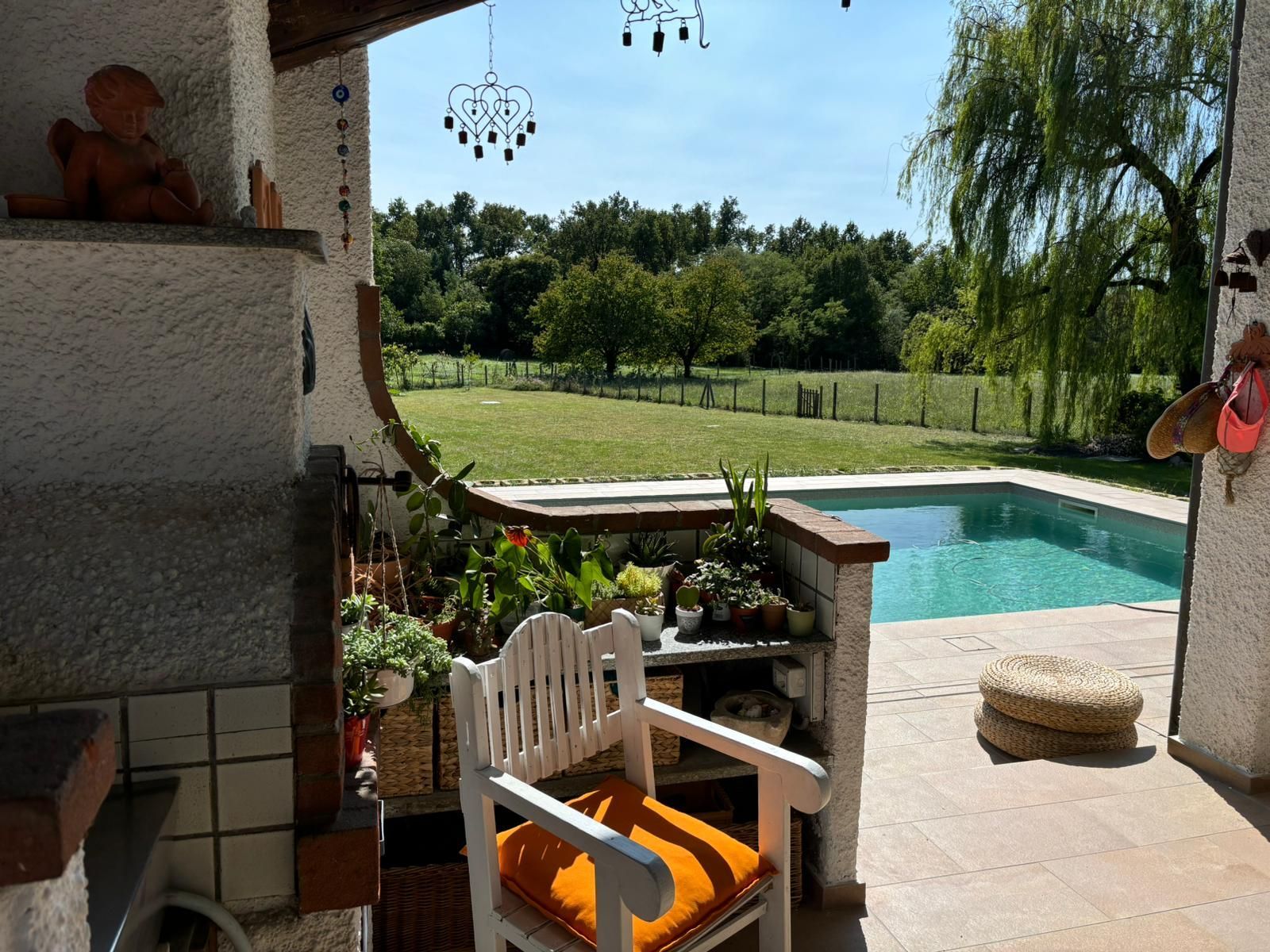 Emplacement de tente sur pelouse dans un jardin clos