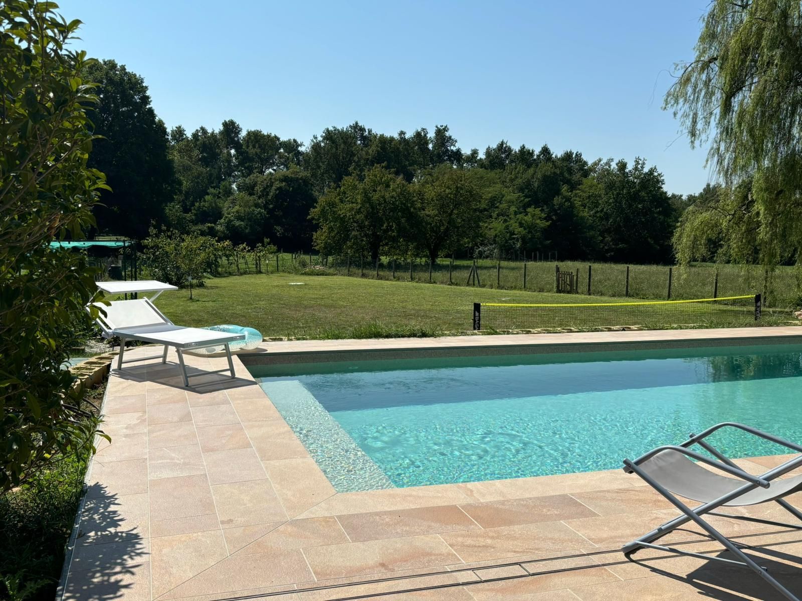 Emplacement de tente sur pelouse dans un jardin clos