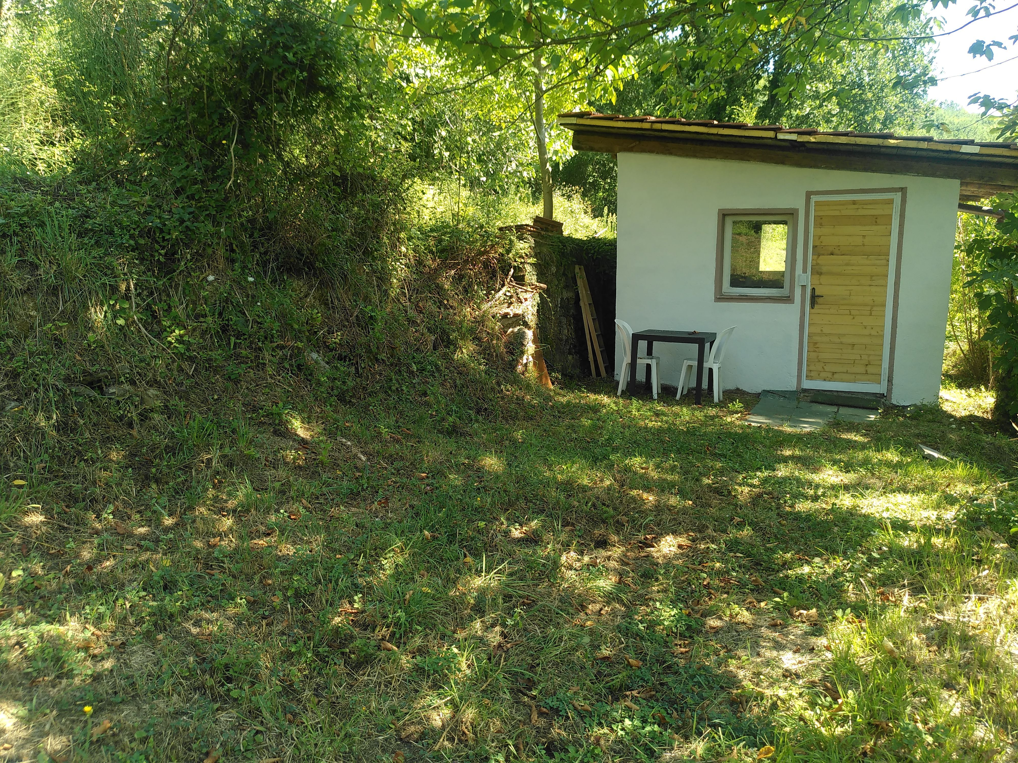 Agricamping en las colinas de Lunigiana con vistas a los Alpes Apuanos