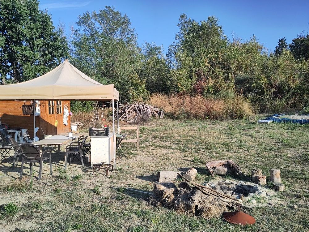 Wildes Camping auf der Via Mater Dei in den Hügeln von Bologna