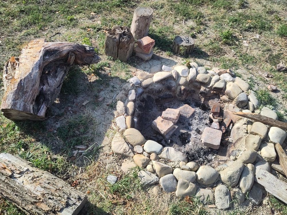 Wildes Camping auf der Via Mater Dei in den Hügeln von Bologna