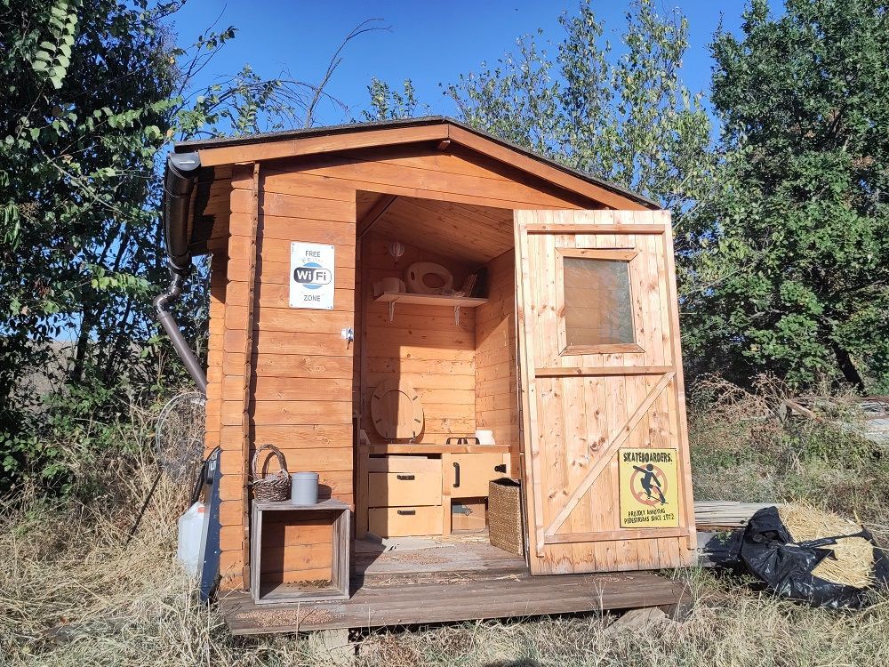 Wildes Camping auf der Via Mater Dei in den Hügeln von Bologna