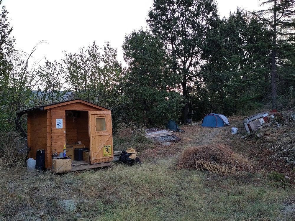 Wildes Camping auf der Via Mater Dei in den Hügeln von Bologna