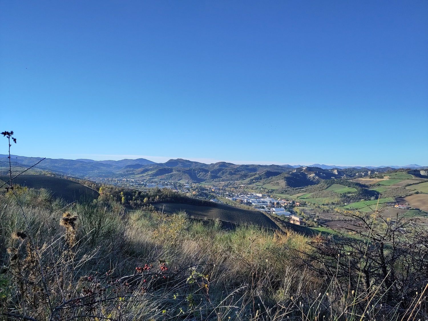 Wildes Camping auf der Via Mater Dei in den Hügeln von Bologna