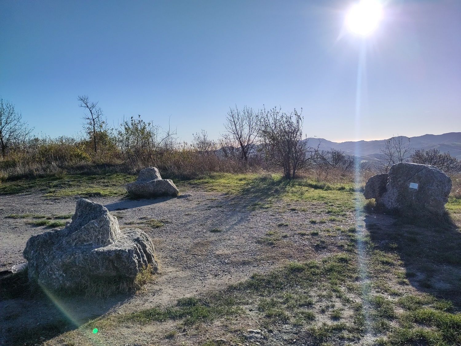 Wildes Camping auf der Via Mater Dei in den Hügeln von Bologna