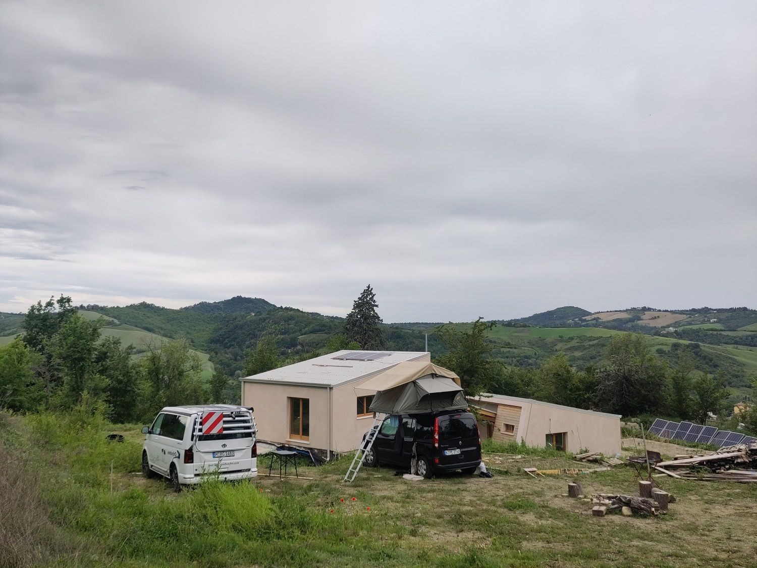 Wildes Camping auf der Via Mater Dei in den Hügeln von Bologna