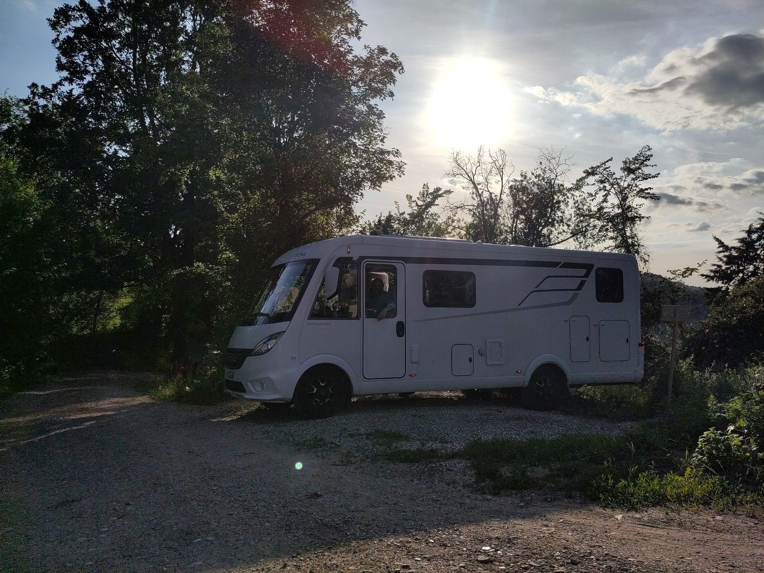Wildes Camping auf der Via Mater Dei in den Hügeln von Bologna