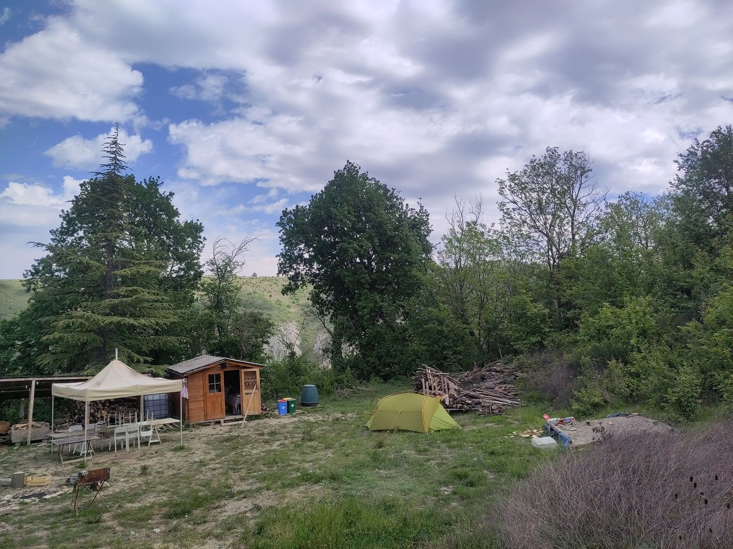 Wildes Camping auf der Via Mater Dei in den Hügeln von Bologna