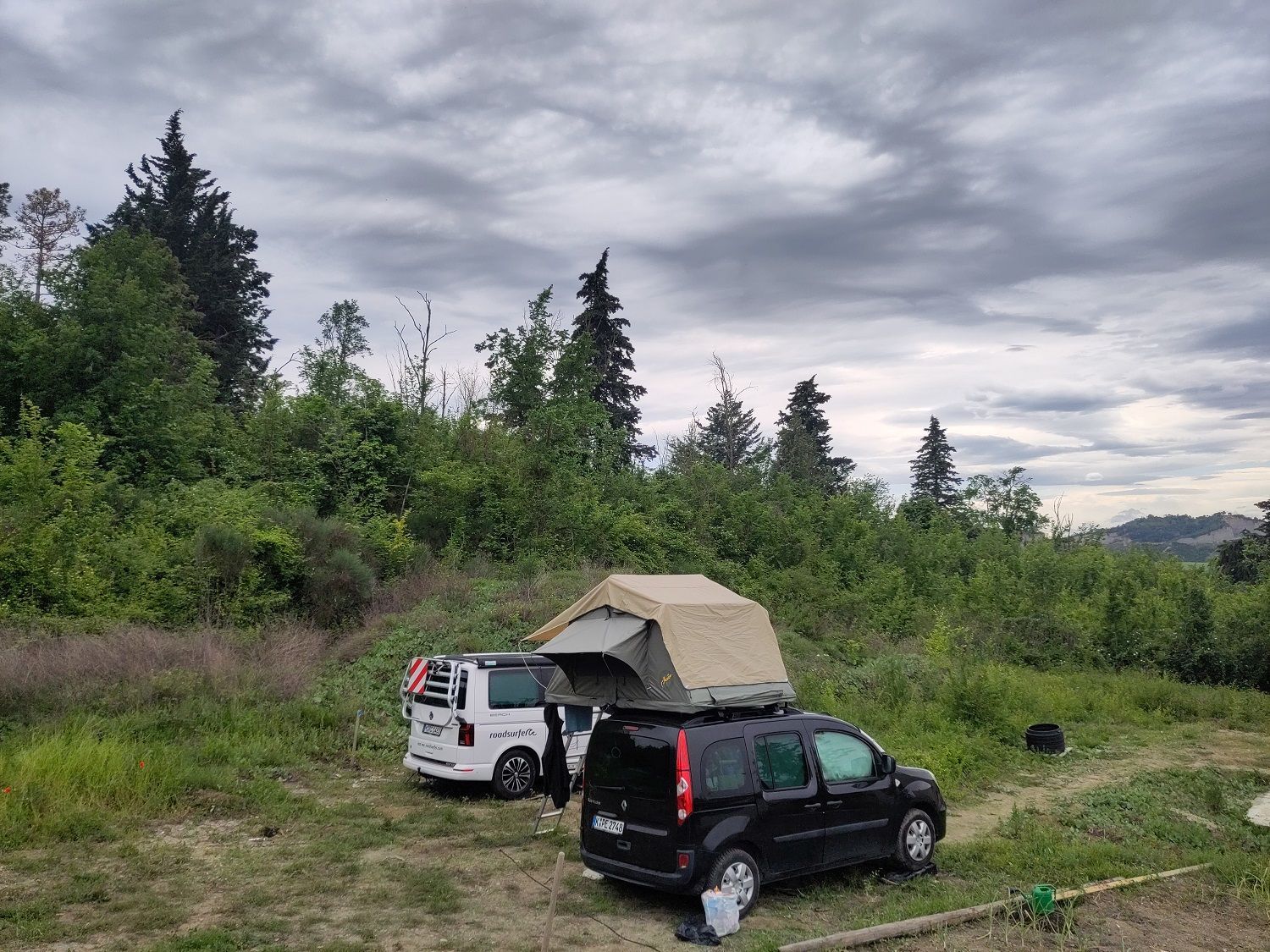 Wildes Camping auf der Via Mater Dei in den Hügeln von Bologna