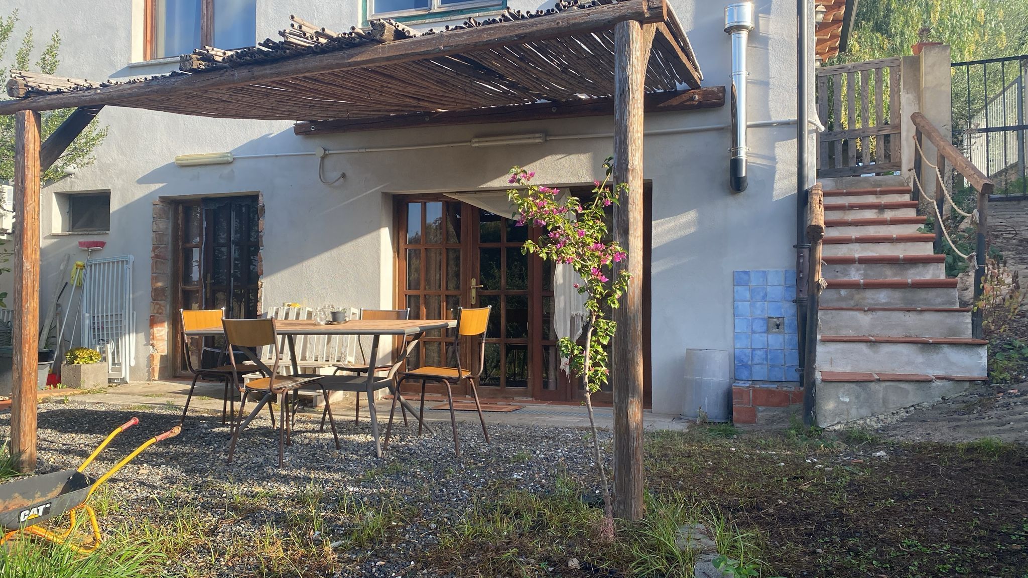Residencia holística en la campiña sarda
