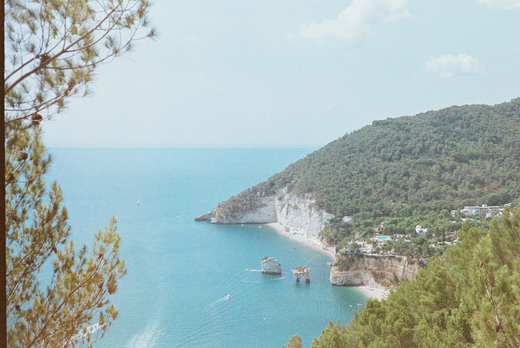 Gargaros - Tentes et camionnettes sur le Gargano