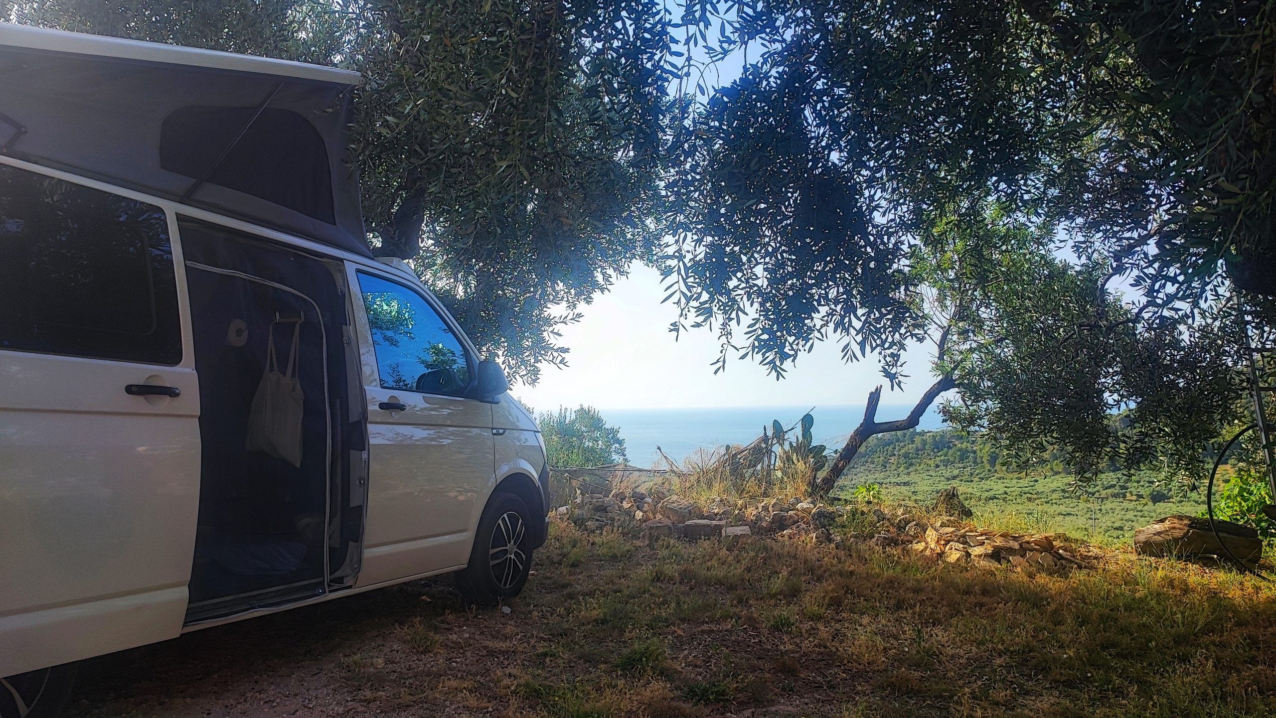 Gargaros - Tentes et camionnettes sur le Gargano