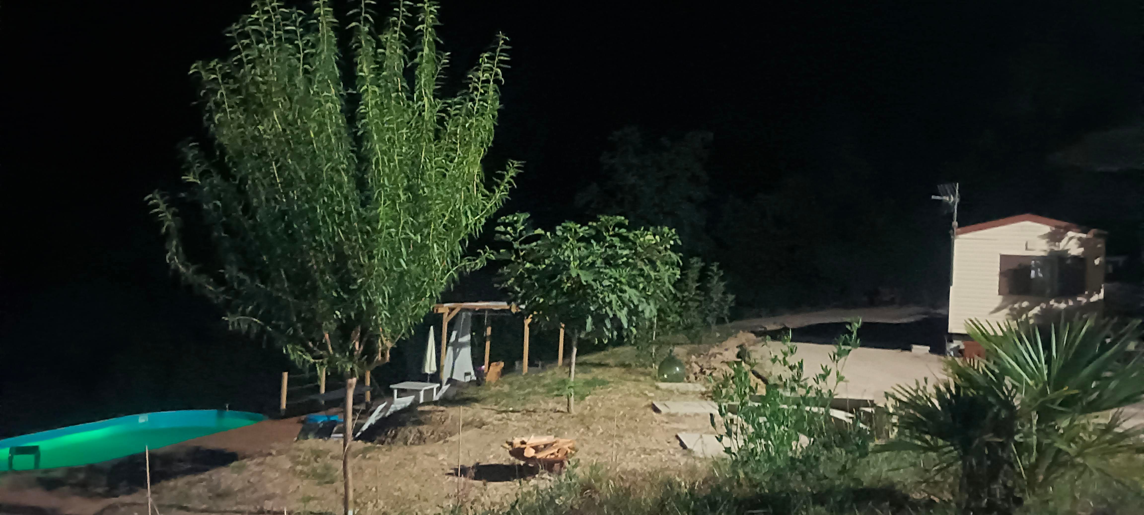 Tenda pronta ai piedi dei Monti Sibillini con colazione e aperitivo