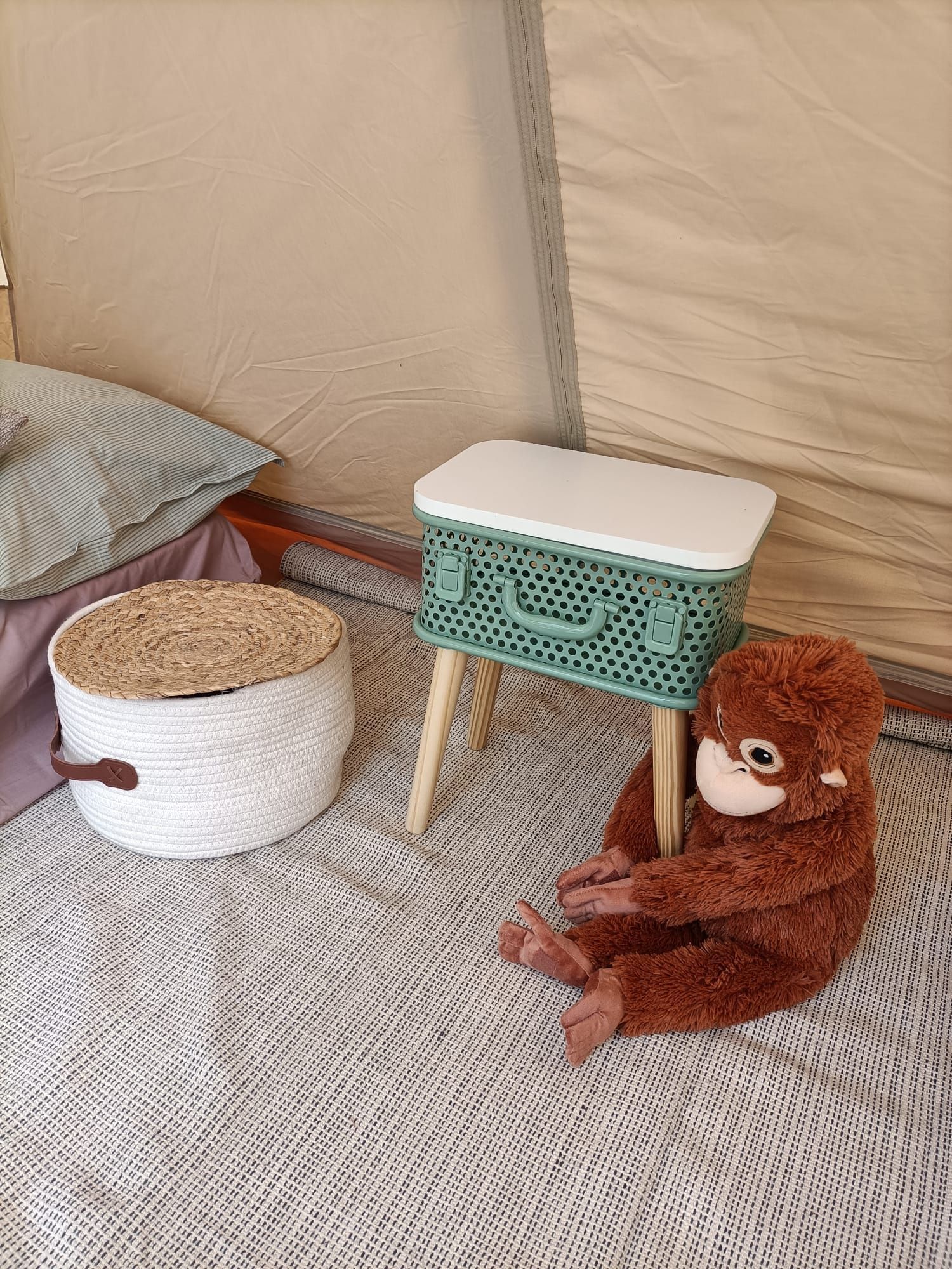 Tenda pronta ai piedi dei Monti Sibillini con colazione e aperitivo