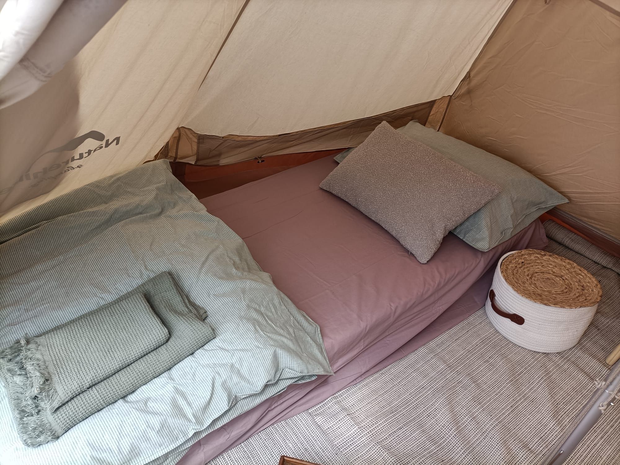Tenda pronta ai piedi dei Monti Sibillini con colazione e aperitivo