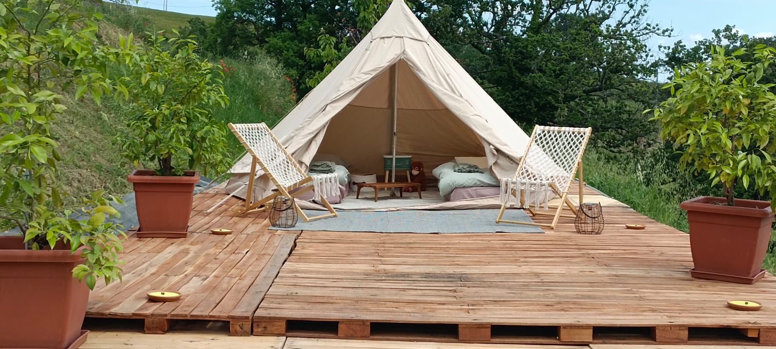 Tenda pronta ai piedi dei Monti Sibillini con colazione e aperitivo