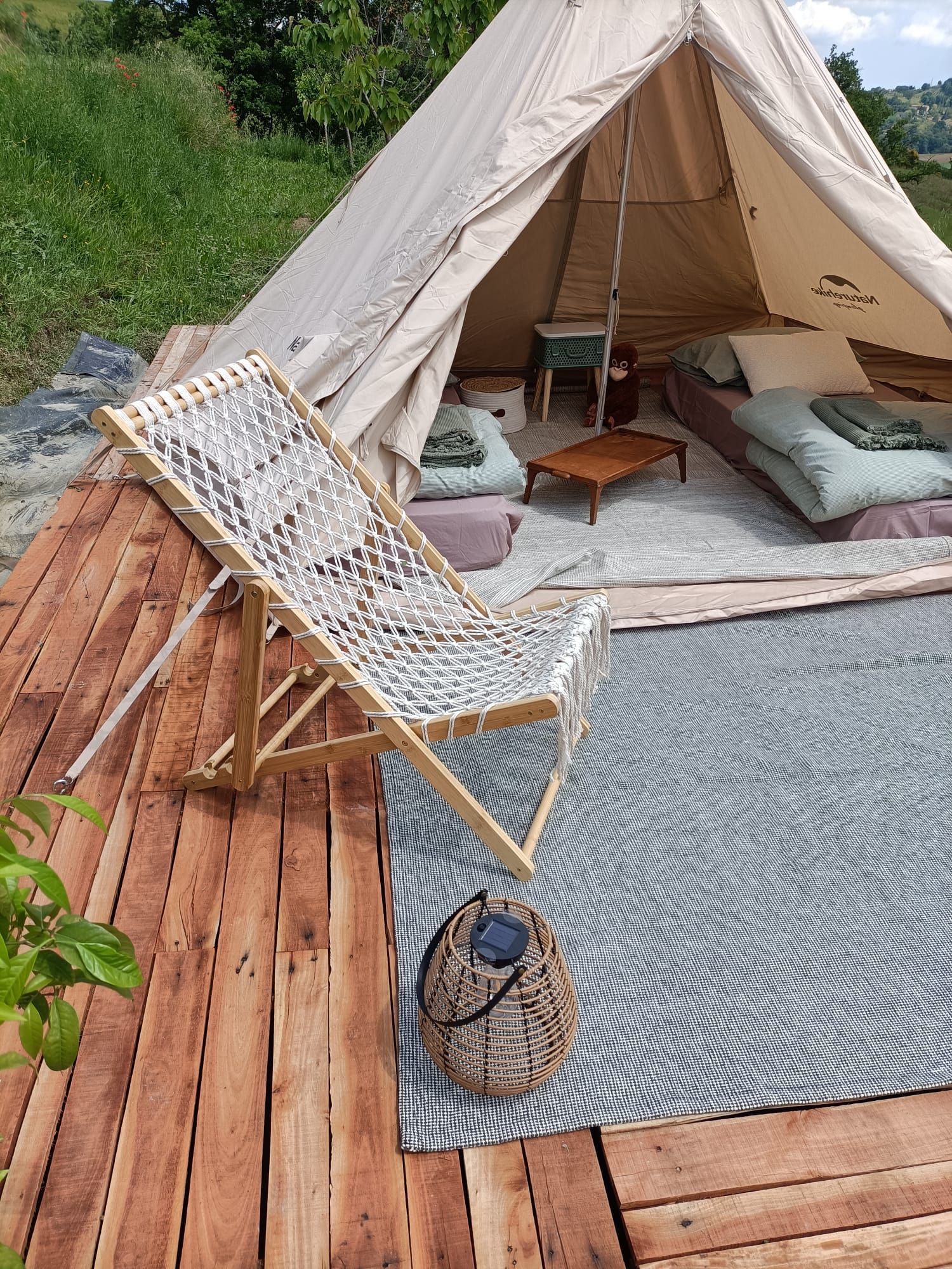 Tenda pronta ai piedi dei Monti Sibillini con colazione e aperitivo