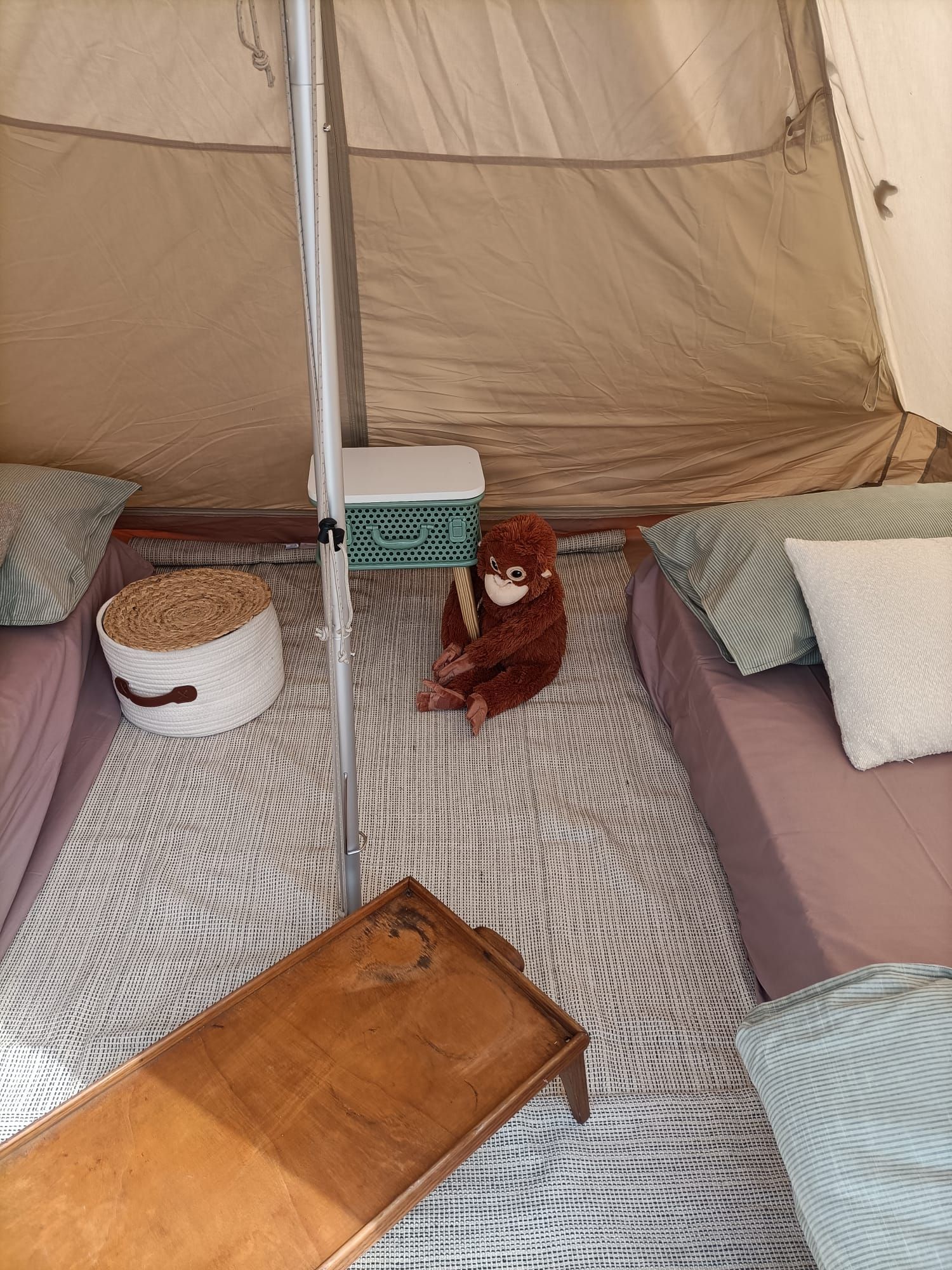 Tenda pronta ai piedi dei Monti Sibillini con colazione e aperitivo