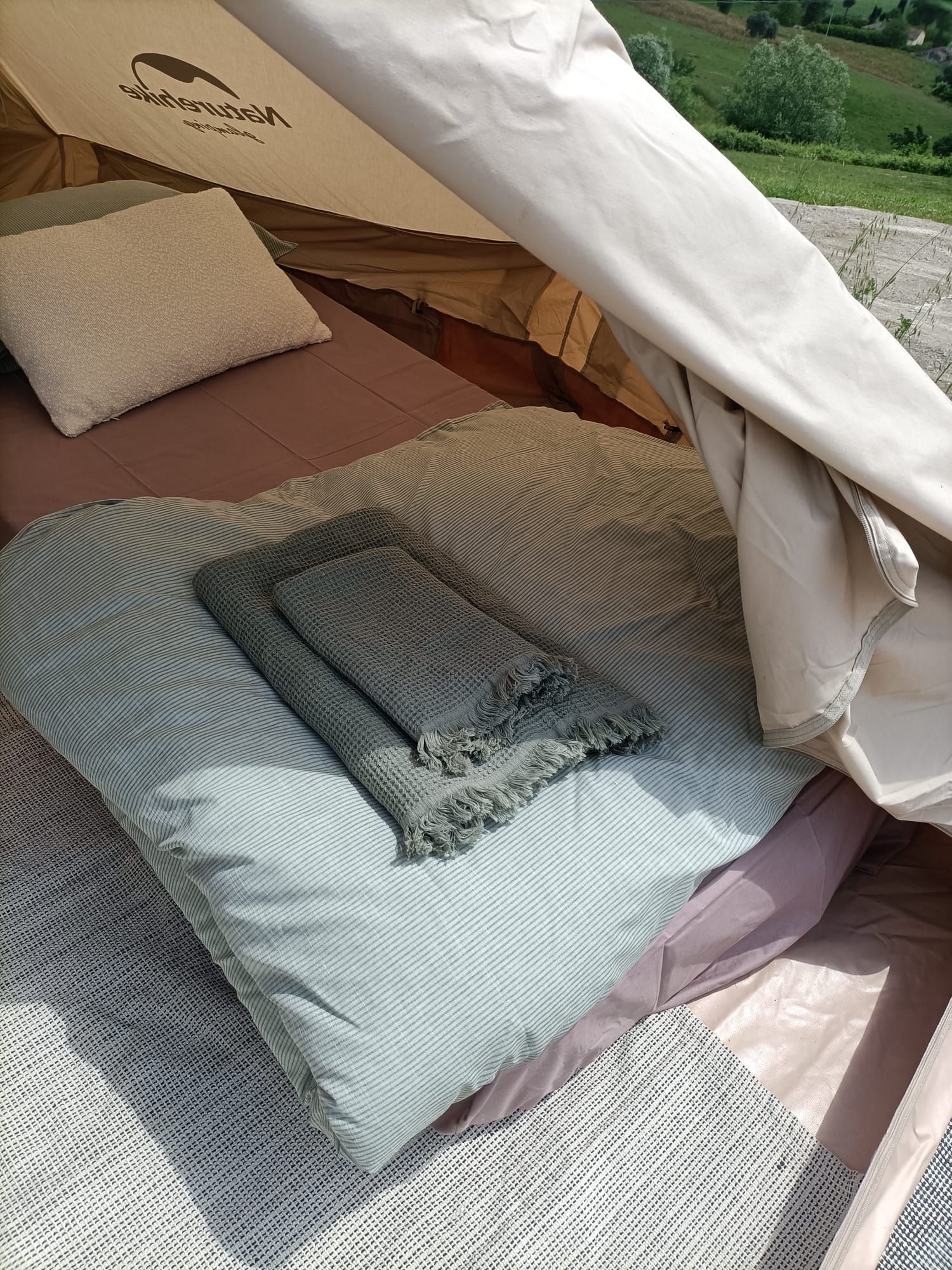 Tenda pronta ai piedi dei Monti Sibillini con colazione e aperitivo