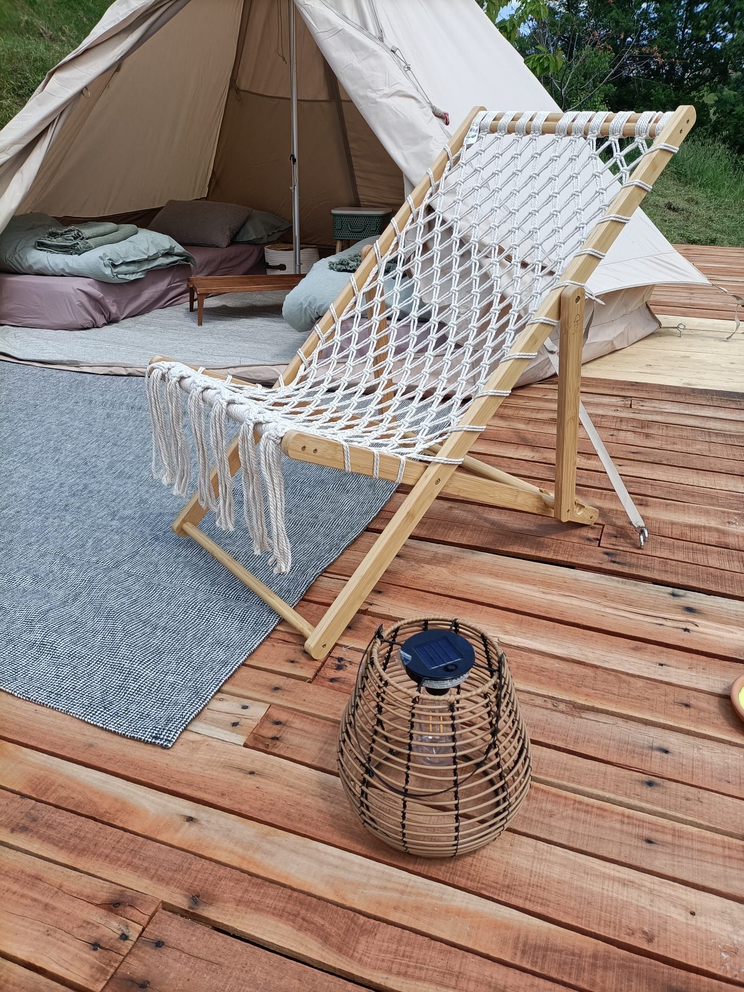Tenda pronta ai piedi dei Monti Sibillini con colazione e aperitivo