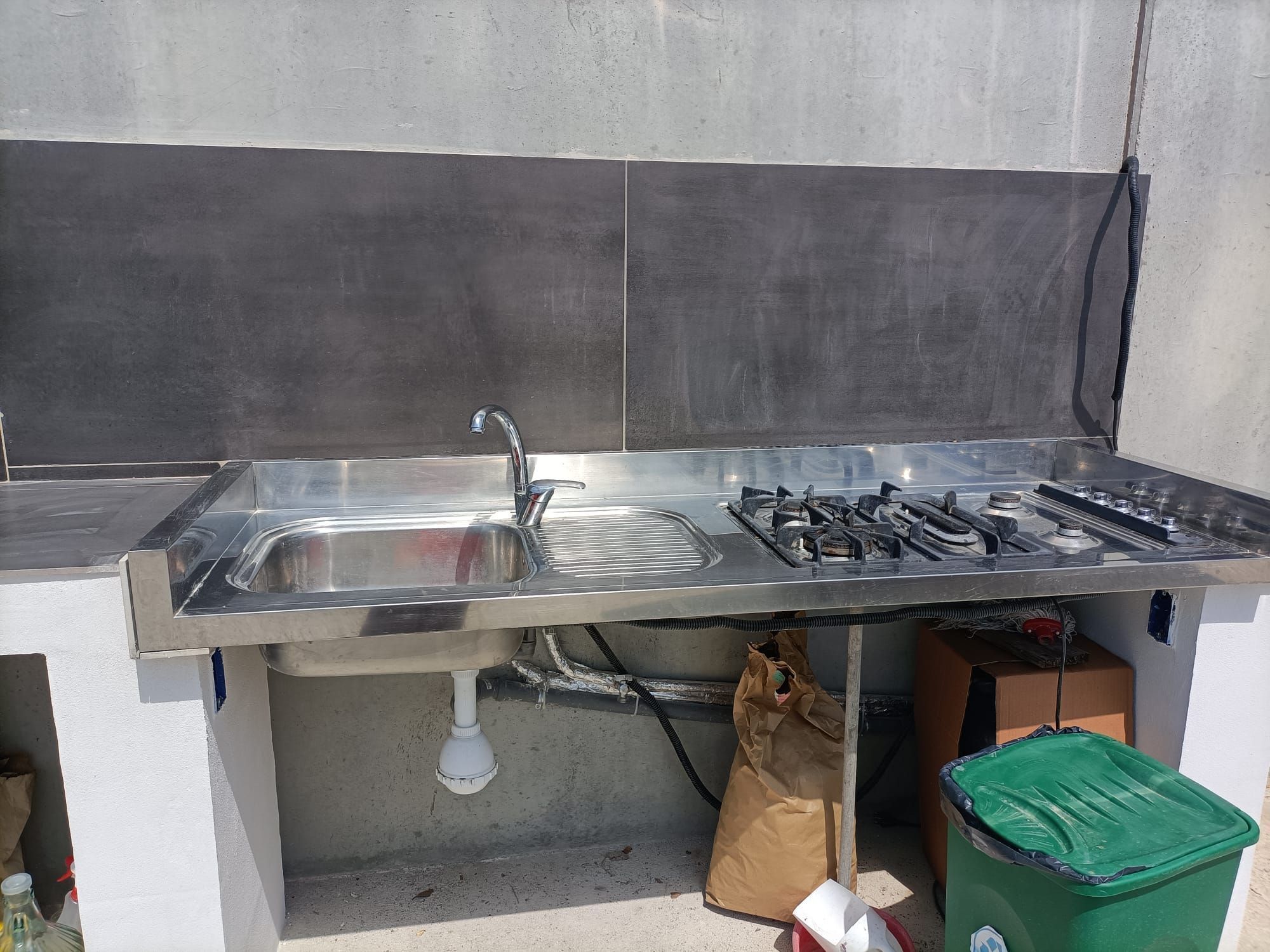 Tenda pronta ai piedi dei Monti Sibillini con colazione e aperitivo