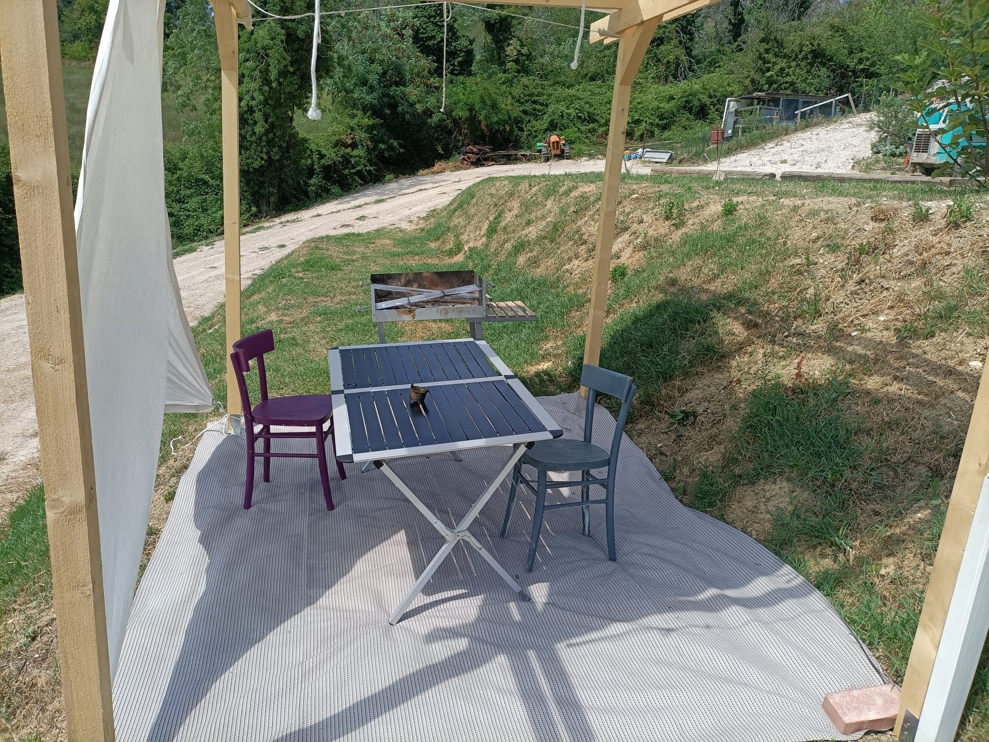 Tenda pronta ai piedi dei Monti Sibillini con colazione e aperitivo